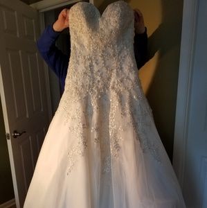 Allure Bridal Style 8910 Wedding Dress